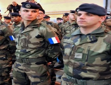 Συναγερμός στη Γαλλία - Αυτοκίνητο προσπάθησε να «πατήσει» στρατιωτικούς (φωτό)